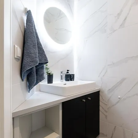 High-end 2br, Ambassador Building, Lift, Skyline View Apartman