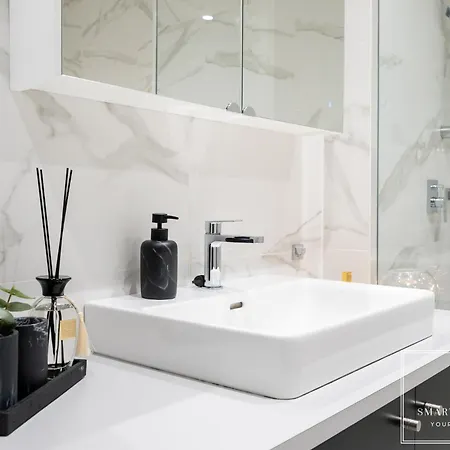 High-end 2br, Ambassador Building, Lift, Skyline View Apartman