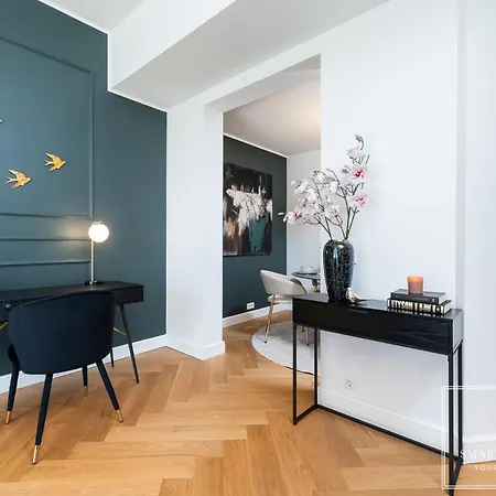 High-end 2br, Ambassador Building, Lift, Skyline View Apartman