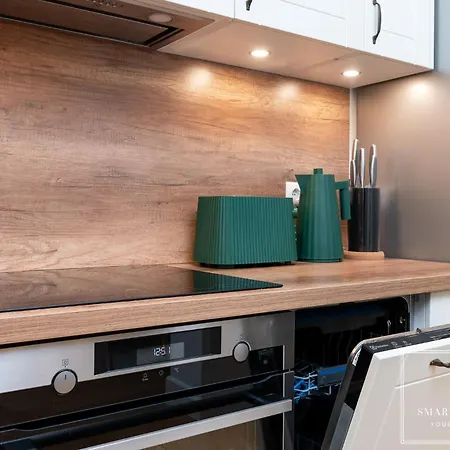 High-end 2br, Ambassador Building, Lift, Skyline View